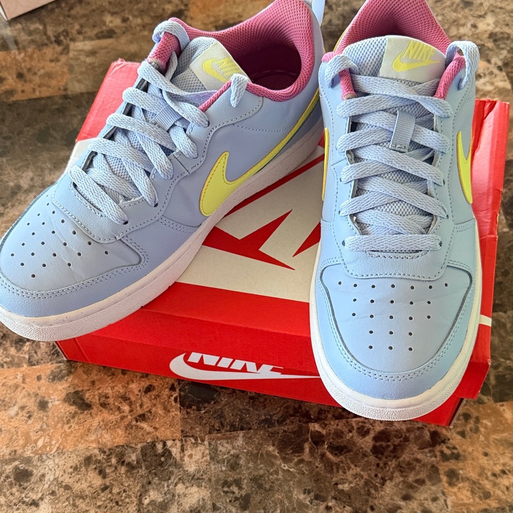 Nike Kids Low-Top Sneakers in Light Blue with Yellow Swoosh and Pink Lining
